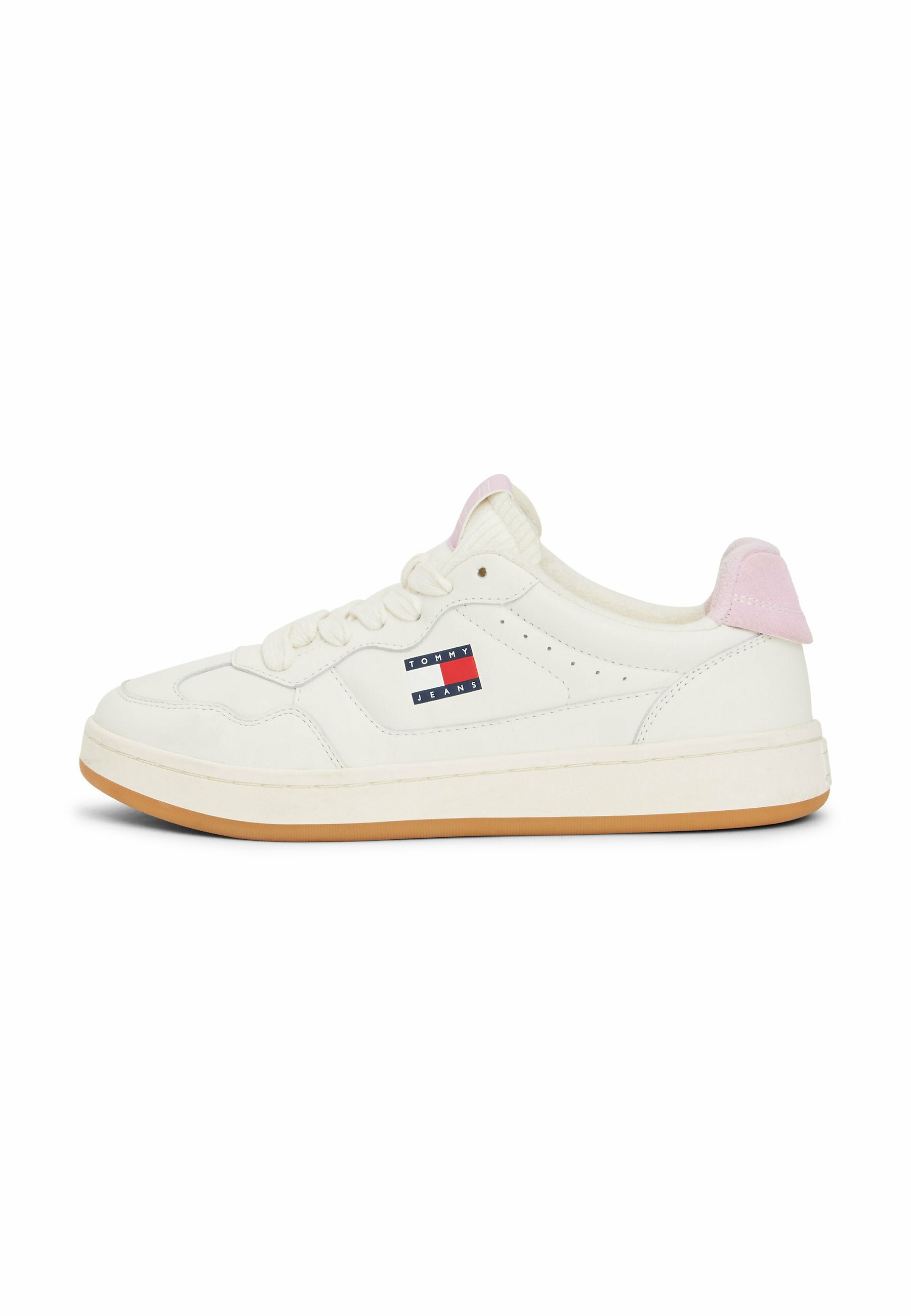Weiße Leder-Sneaker mit abgerundetem Zehenbereich, Schnürverschluss, rosa Akzenten an der Ferse und einer Gummisohle. Verfügt über ein Logopatch an der Seite.