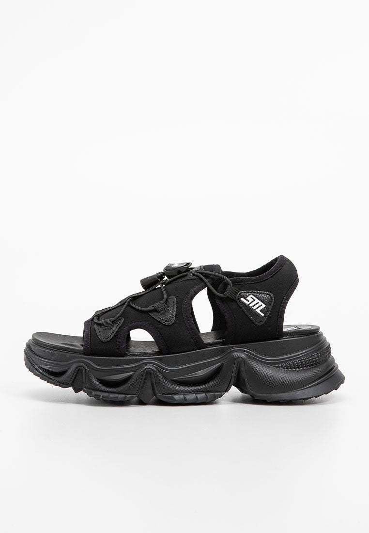 Schwarze Sandalen mit mehreren Riemen, einer dicken strukturierten Sohle und verstellbarem Schnallenverschluss. Hergestellt aus einer Kombination aus Stoff- und Gummimaterialien.