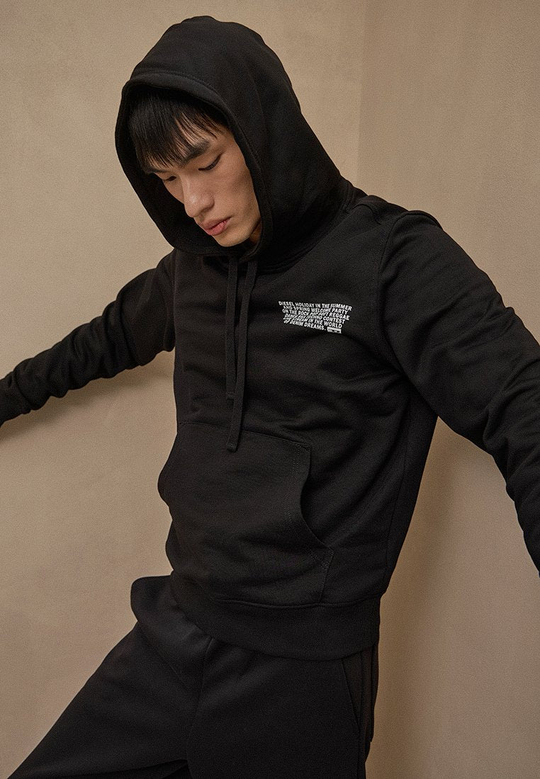 Schwarzer Kapuzenpullover mit einer Vordertasche, versehen mit weißem Aufdruck und entspannter Passform. Weicher Stoff mit matter Textur.