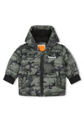 Grüne und schwarze camouflierte Steppjacke mit Kapuze, Reißverschluss, elastischen Bündchen und einem Timberland-Logo auf der Brust.