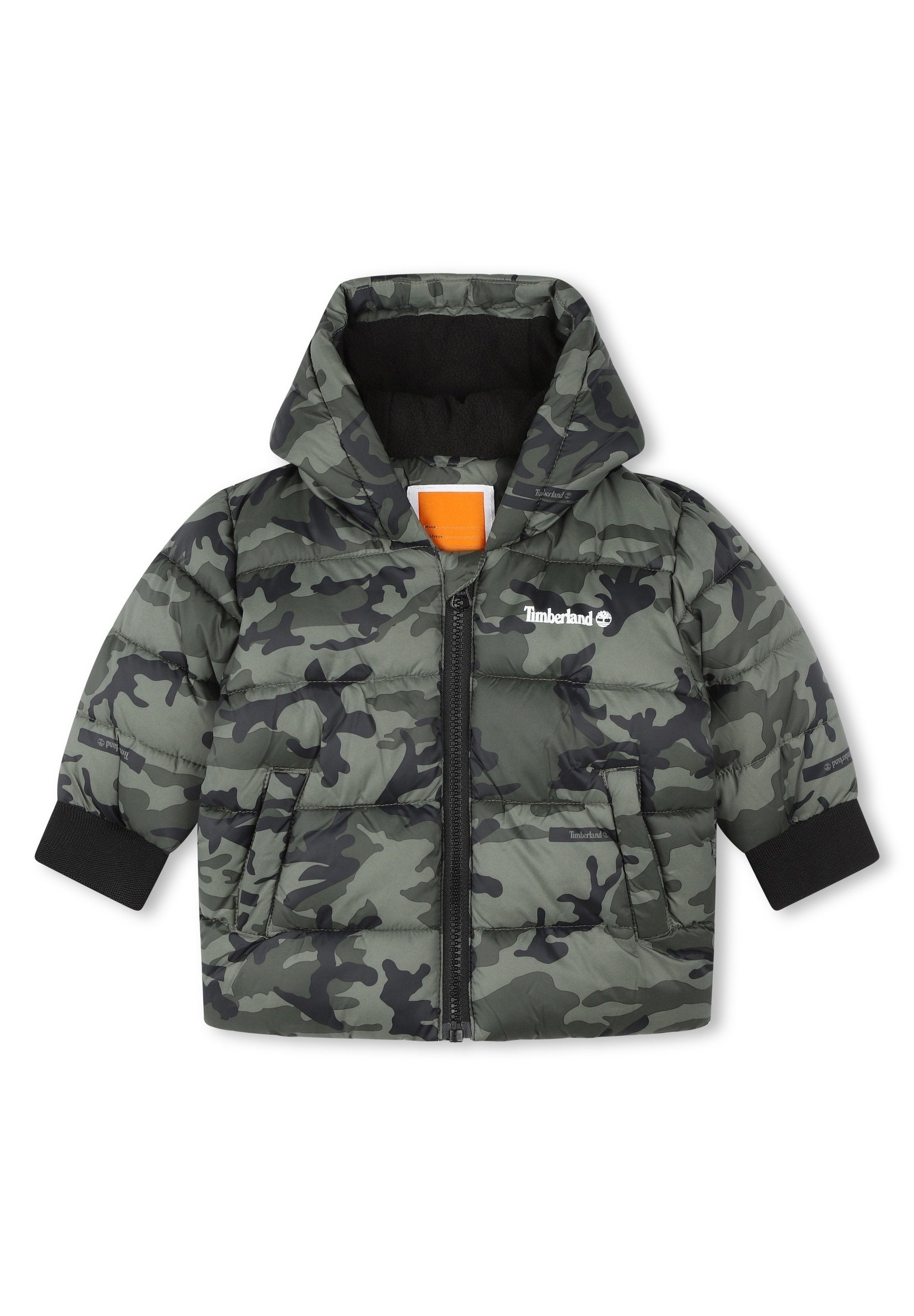 Grüne und schwarze camouflierte Steppjacke mit Kapuze, Reißverschluss, elastischen Bündchen und einem Timberland-Logo auf der Brust.