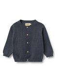 Marineblauer gestrickter Cardigan mit strukturiertem Muster, rundem Ausschnitt und Holzknöpfen vorne. Gerippte Bündchen und Saum.
