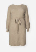Strickkleid in hellbeige mit gerippter Textur. Verfügt über lange Ärmel, einen runden Ausschnitt und einen Stoffgürtel, der auf Taillenhöhe gebunden ist.