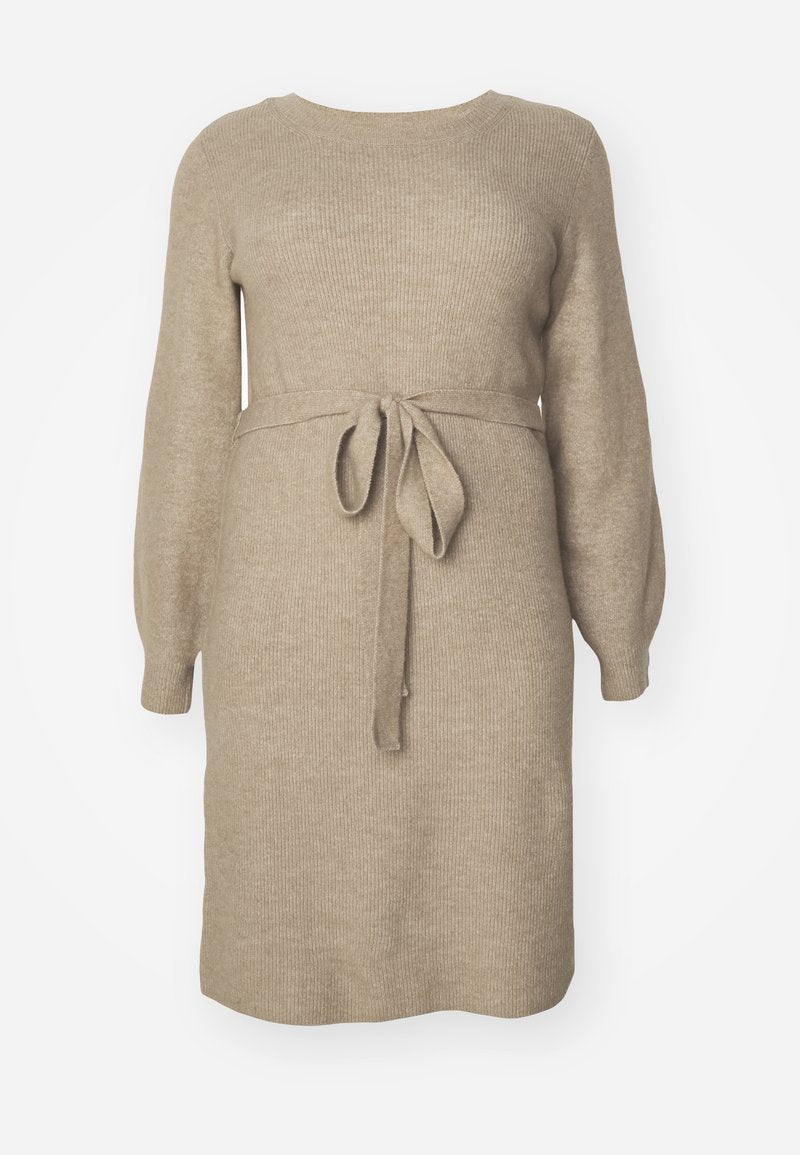 Strickkleid in hellbeige mit gerippter Textur. Verfügt über lange Ärmel, einen runden Ausschnitt und einen Stoffgürtel, der auf Taillenhöhe gebunden ist.