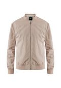 Beige Bomberjacke mit Reißverschluss vorne, gerippten Bündchen und Saum. Hergestellt aus glattem, leichtem Stoff. Verfügt über Seitentaschen und einen Stehkragen.