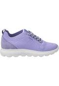 Lila Strick-Sneaker mit einem Mesh-Obermaterial, Wildlederelementen und einer weißen, gepolsterten Sohle mit einem Wellenmuster für zusätzlichen Halt.