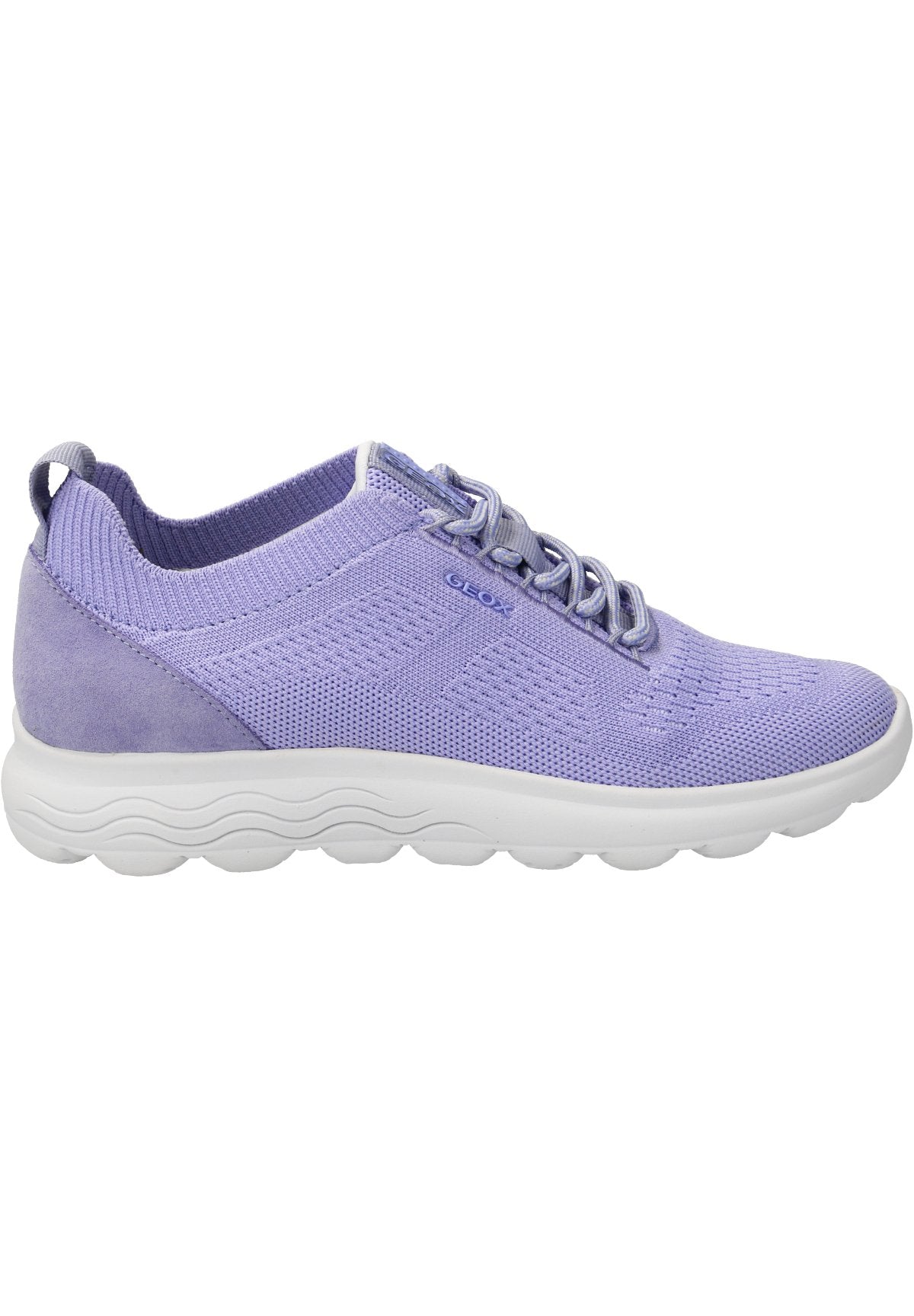 Lila Strick-Sneaker mit einem Mesh-Obermaterial, Wildlederelementen und einer weißen, gepolsterten Sohle mit einem Wellenmuster für zusätzlichen Halt.