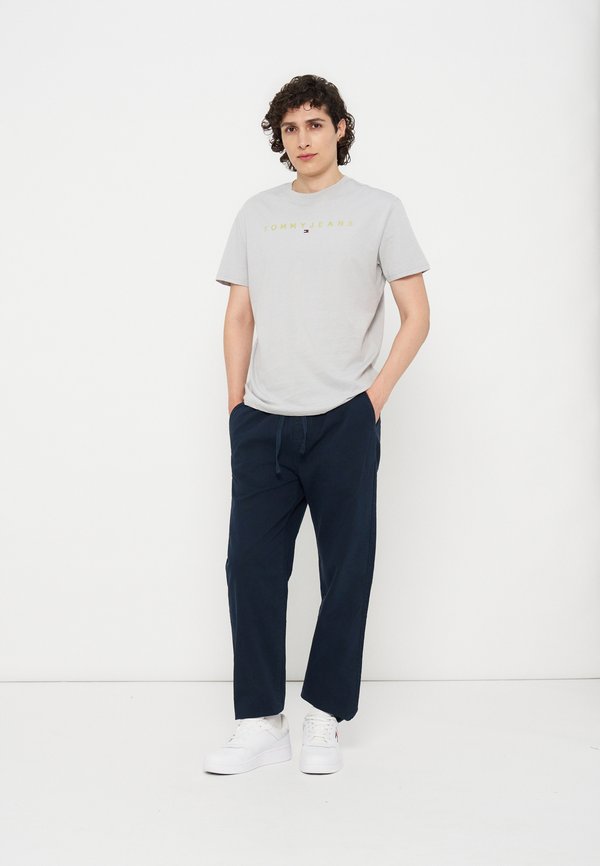 Tommy Jeans TJM REG LINEAR LOGO TEE EXT