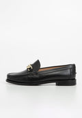 Schwarzer Lederloafer mit runder Zehenform, dekorativer goldener Hardware und sichtbaren Nähten. Verfügt über einen flachen Absatz und eine glatte Textur.