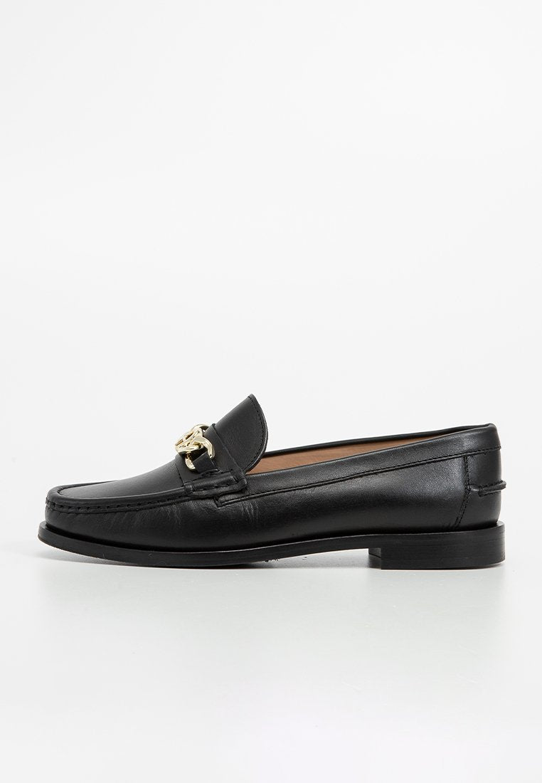 Schwarzer Lederloafer mit runder Zehenform, dekorativer goldener Hardware und sichtbaren Nähten. Verfügt über einen flachen Absatz und eine glatte Textur.