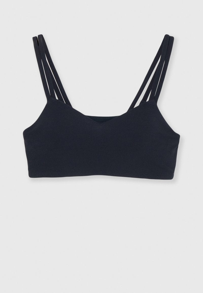 Schwarzer Bralette mit V-Ausschnitt-Design, ausgestattet mit dünnen, verstellbaren Mehrfachträgern und weichem, glattem Stoff für maximalen Komfort.