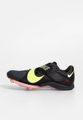Schwarzer Sport-Schuh mit einem gelben Nike-Swoosh, Mesh-Akzenten und einer durchsichtigen pinken Sohle mit Stollen für besseren Halt.