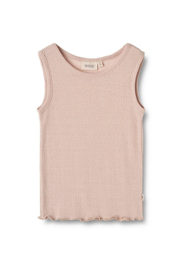 Helles rosa ärmelloses Oberteil mit einem strukturierten Muster, rundem Ausschnitt und gewelltem Saum. Hergestellt aus einem weichen, atmungsaktiven Stoff. Markenlabel sichtbar.
