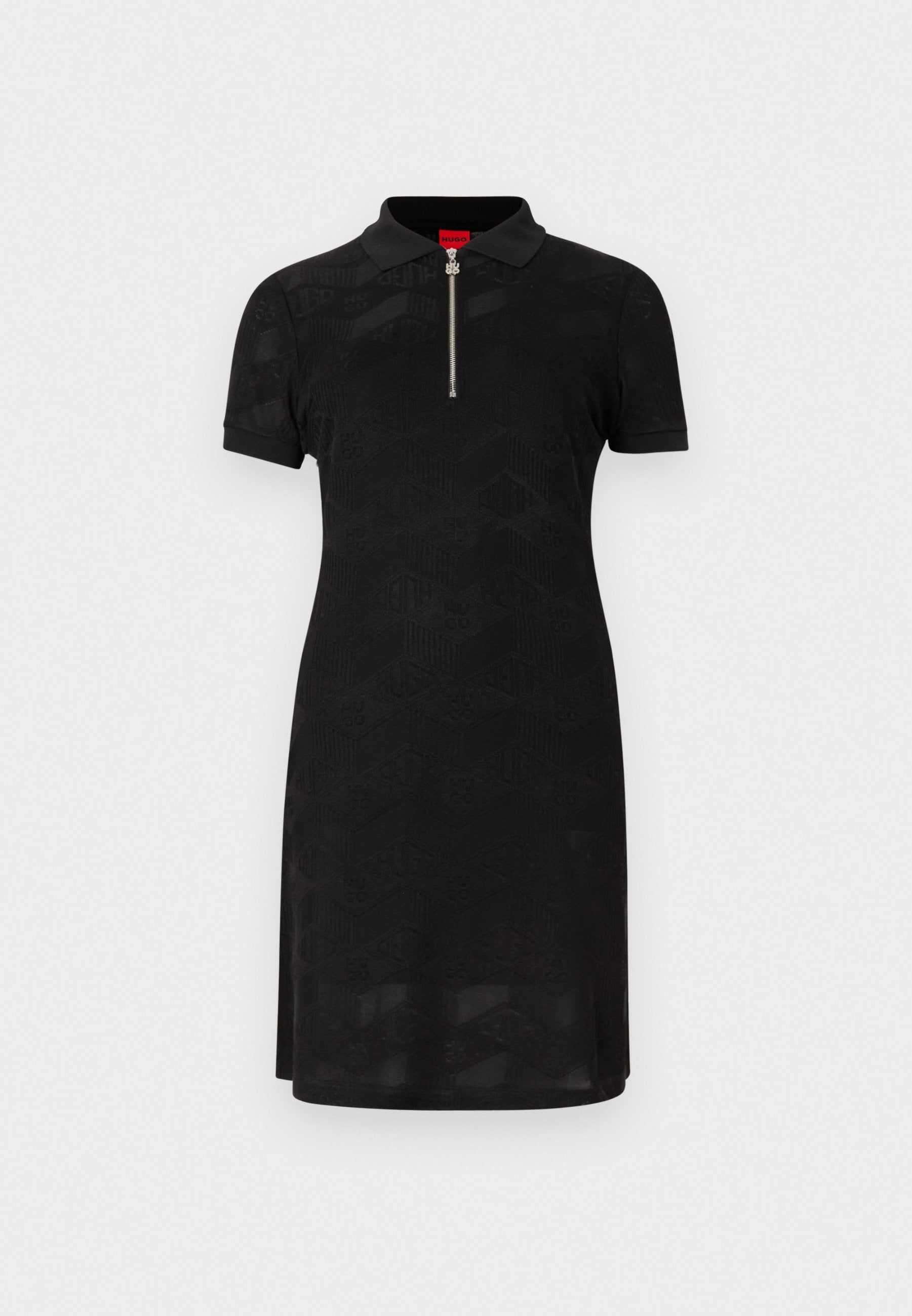 Schwarzes Polokleid mit kurzen Ärmeln, einem Reißverschlusskragen und einem strukturierten geometrischen Muster auf der gesamten Fläche, gefertigt aus einem glatten Stoff.