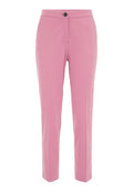 Rosa maßgeschneiderte Hose mit glatter Textur, schlanker Passform, flachem Vorderteil, einem Knopfverschluss und vorderen Taschen. Keine sichtbaren Muster oder Akzente.