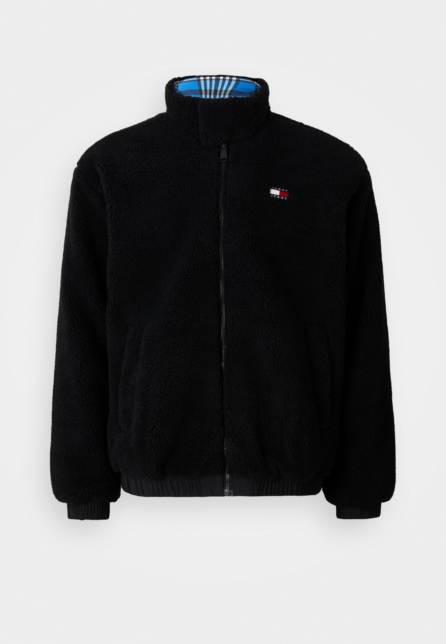 Schwarze Fleecejacke mit hohem Kragen, Frontreißverschluss, elastischen Bündchen und Saum; verfügt über ein blaues und kariertes Innenfutter. Kleines Logo-Detail auf der Brust.
