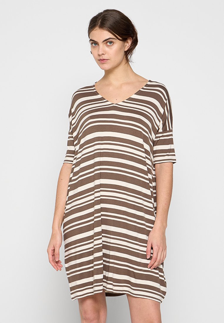 Braun- und cremefarbene gestreifte lockere Kleid mit V-Ausschnitt und kurzen Ärmeln, aus weichem, leichtem Stoff gefertigt, mit einer entspannten Passform.