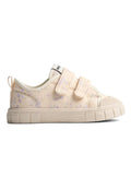 Hellbeiger Canvas-Sneaker mit zwei verstellbaren Klettverschlüssen. Verfügt über eine profilierte Sohle und ein florales Muster in Lavendel-Tönen.