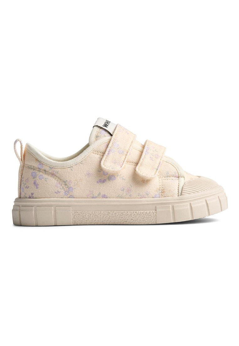 Hellbeiger Canvas-Sneaker mit zwei verstellbaren Klettverschlüssen. Verfügt über eine profilierte Sohle und ein florales Muster in Lavendel-Tönen.