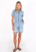 Denim-Overall in Hellblau, mit kurzen Ärmeln, Reißverschluss vorne, elastischem Bund mit Bindegürtel, zwei seitlichen Taschen, endet auf Höhe des Oberschenkels.