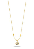 Goldkette mit feiner Kette, die einen runden Anhänger mit dekorativem Design und einem silbernen Akzent in der Mitte zeigt.