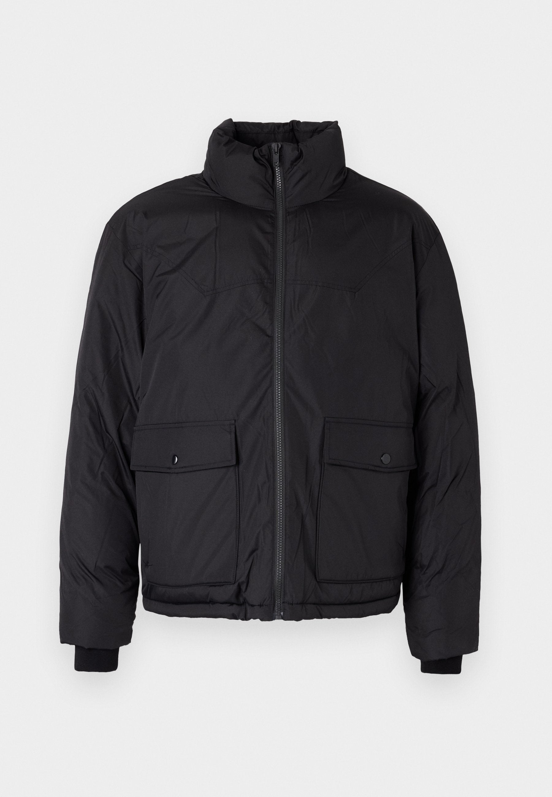 Schwarze Pufferjacke mit Stehkragen, vorderem Reißverschluss und zwei vorderen Klapptaschen. Enthält strukturierten Stoff und elastische Bündchen.