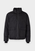Schwarze Pufferjacke mit Stehkragen, vorderem Reißverschluss und zwei vorderen Klapptaschen. Enthält strukturierten Stoff und elastische Bündchen.