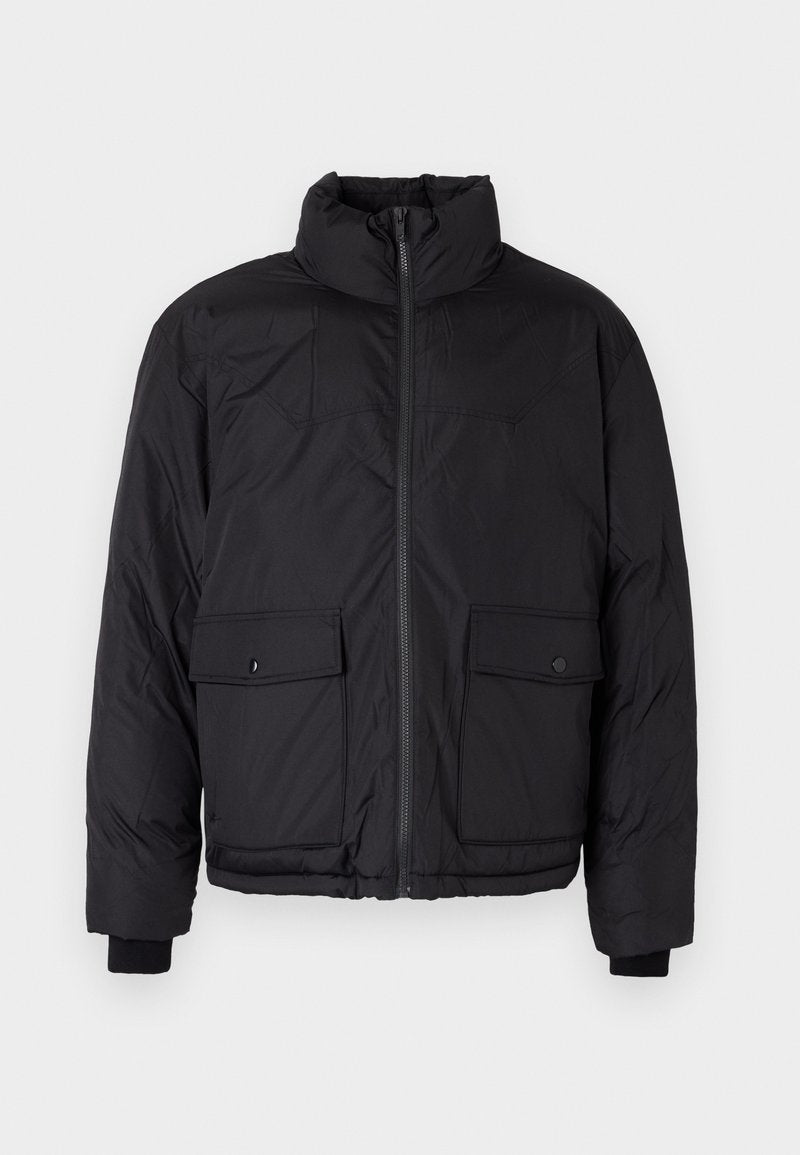 Schwarze Pufferjacke mit Stehkragen, vorderem Reißverschluss und zwei vorderen Klapptaschen. Enthält strukturierten Stoff und elastische Bündchen.