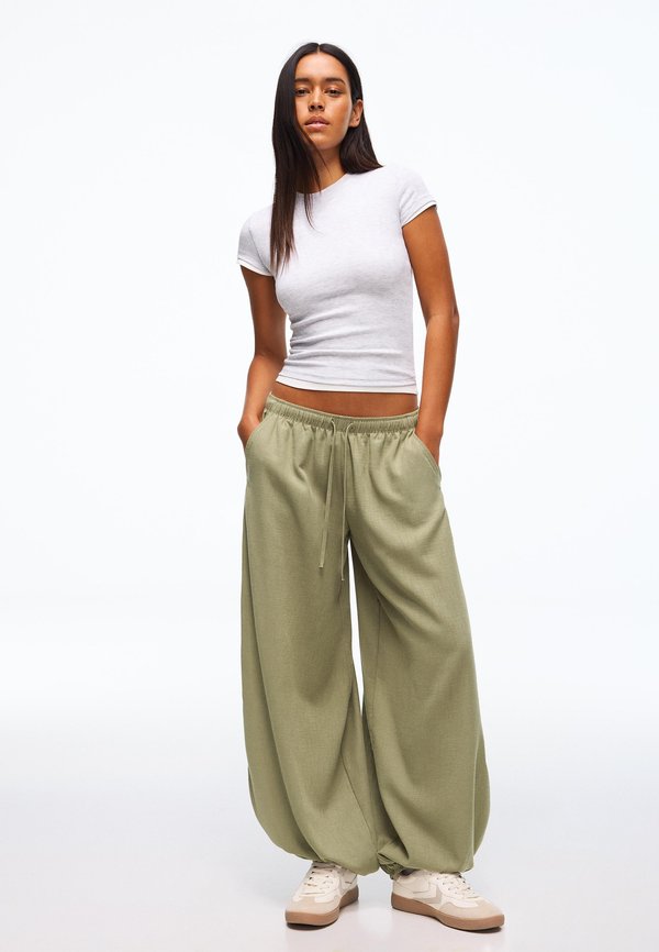 Bershka RUSTIC BLOOMER - TROUSERS - Trousers - khaki