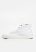 Weißer High-Top-Sneaker aus Canvas mit strukturierter Oberfläche, Gummisohle und sechslöchrigem Schnürverschluss. Roter Akzent an der Ferse.