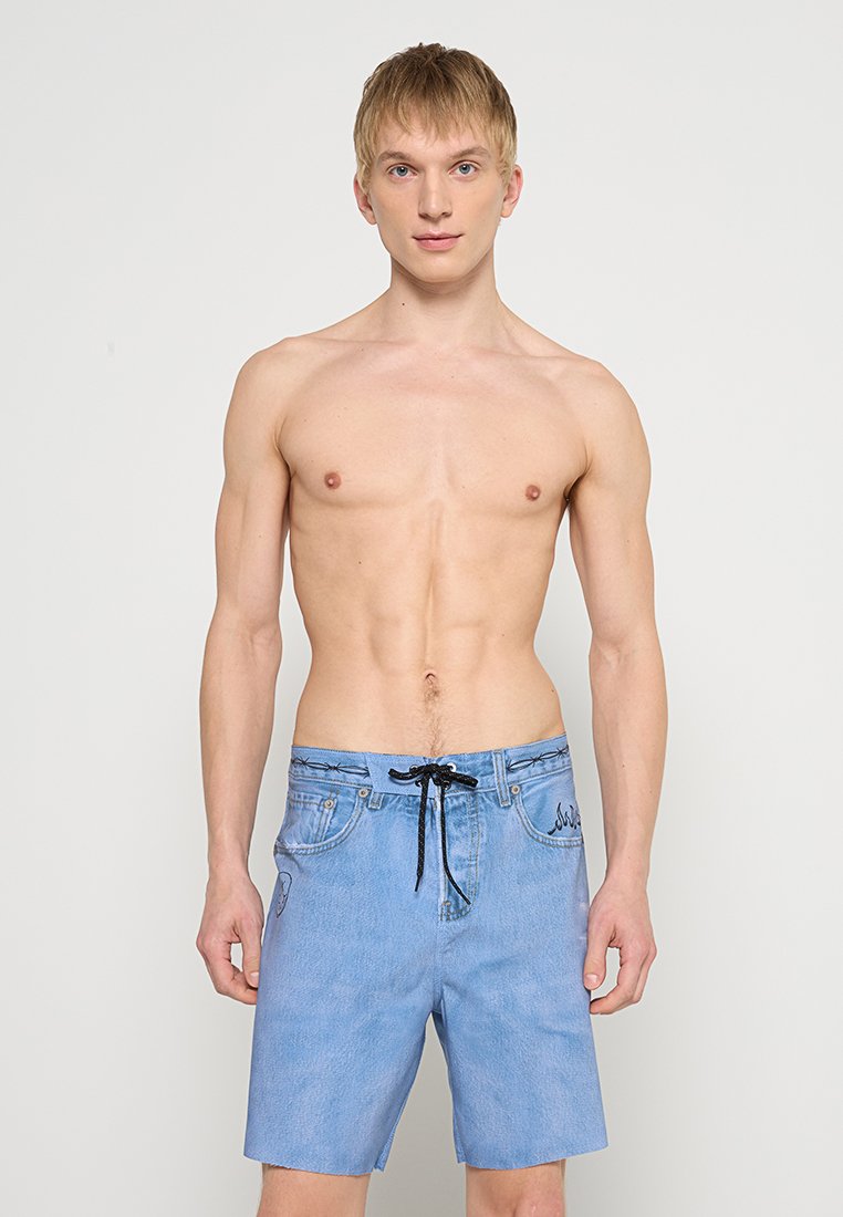 Hellblaue Denim-Shorts mit einem Zugbandbund, Taschen vorne und gestickten Akzenten. Lässiges Design in knielanger Länge.