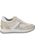 Beige- und weiße Sneakers mit silbernen und goldenen Akzenten, aus Wildleder und Leder, Schnürdesign und einer dicken, strukturierten Gummisohle.