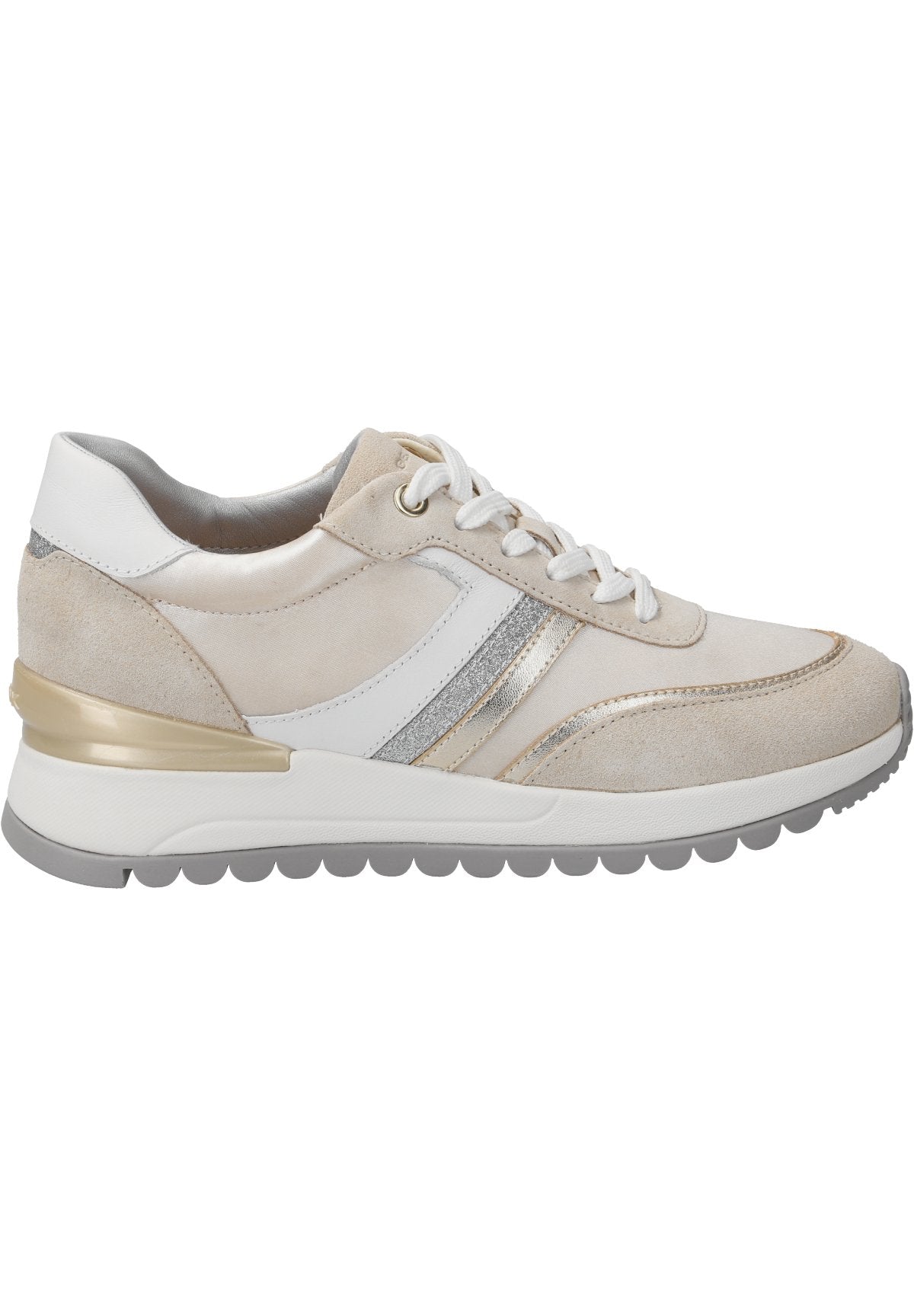 Beige- und weiße Sneakers mit silbernen und goldenen Akzenten, aus Wildleder und Leder, Schnürdesign und einer dicken, strukturierten Gummisohle.
