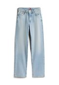 Hellblaue Jeans mit geradem Bein, klassischem Fünf-Taschen-Design und Knopfverschluss, mit kleinem Markenlogo auf der vorderen Tasche.