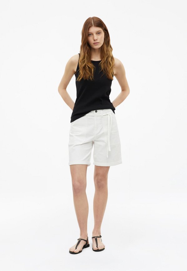 s.Oliver JEANS-HOSE SURI - Denim shorts - weiß