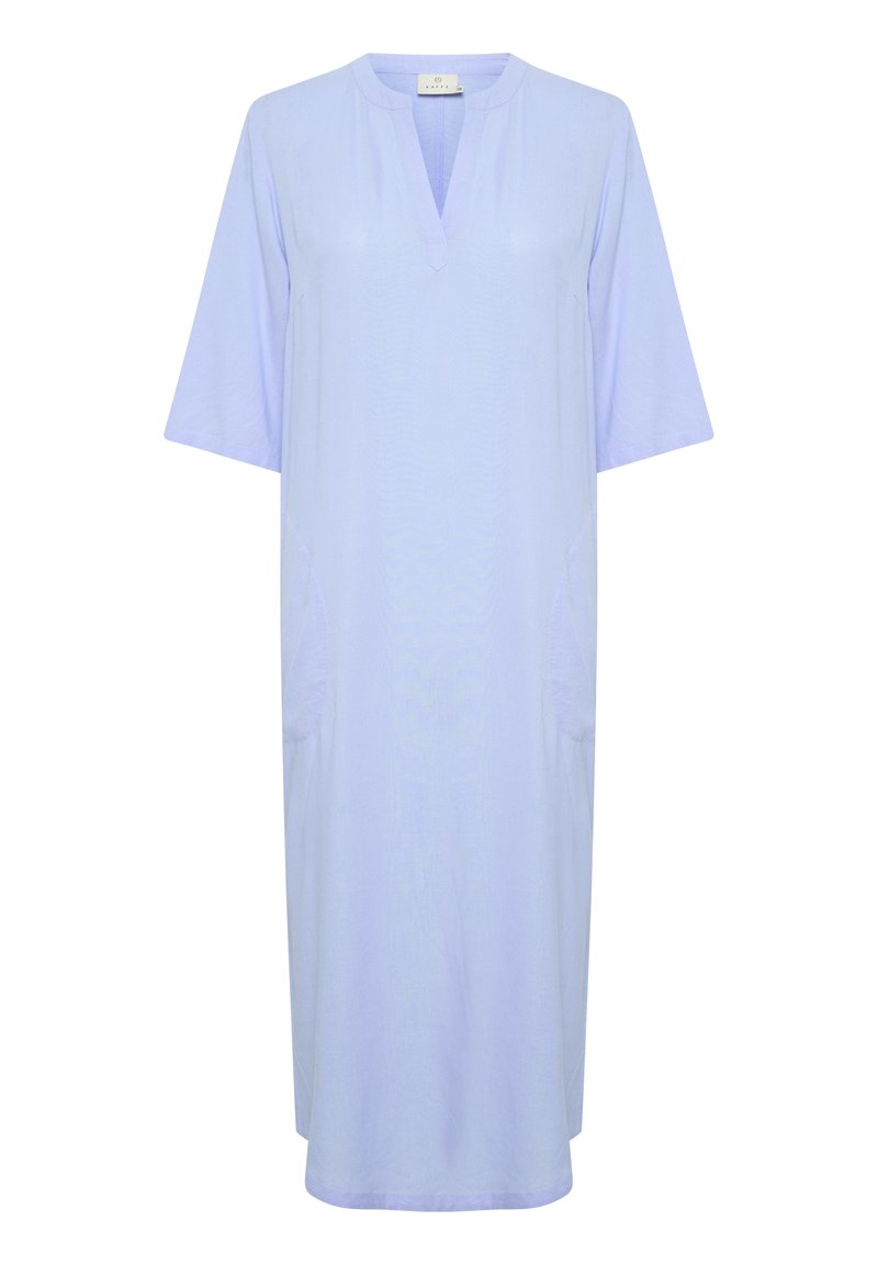 Helles lila, knielanges Kleid aus weichem Stoff, mit kurzen Ärmeln, V-Ausschnitt und zwei seitlichen Taschen. Glatte Textur, minimalistisches Design.