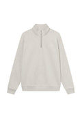 Hellgraues Sweatshirt mit einem halben Reißverschluss, lockerer Passform und gerippten Bündchen. Hergestellt aus weichem Stoff und mit einem minimalistischen Logo auf der Brust.