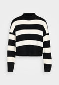 Schwarz-weißer, horizontal gestreifter, langärmliger, gekürzter Pullover mit geripptem hohen Kragen und Bündchen, auf einem hellen Hintergrund präsentiert.