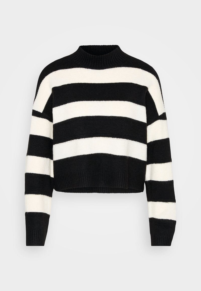 Schwarz-weißer, horizontal gestreifter, langärmliger, gekürzter Pullover mit geripptem hohen Kragen und Bündchen, auf einem hellen Hintergrund präsentiert.