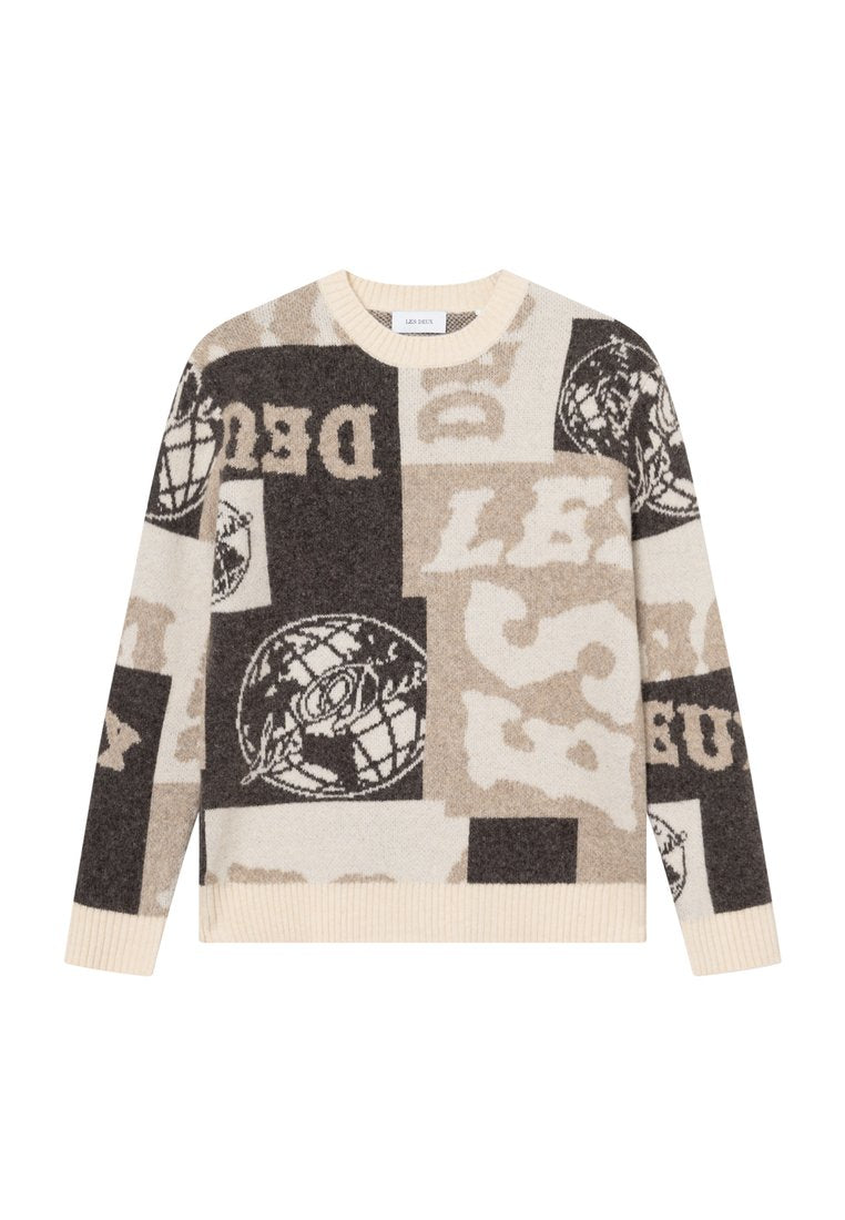 Strickpullover mit einer Mischung aus Beige-, Braun- und Cremetönen, mit grafischen Mustern und Textelementen in verschiedenen Größen. Runder Ausschnitt und gerippte Bündchen.