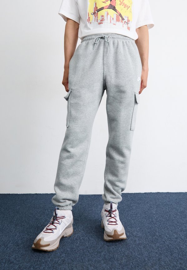 Nike Sportswear CLUB - Cargo trousers - grey heather/smoke grey