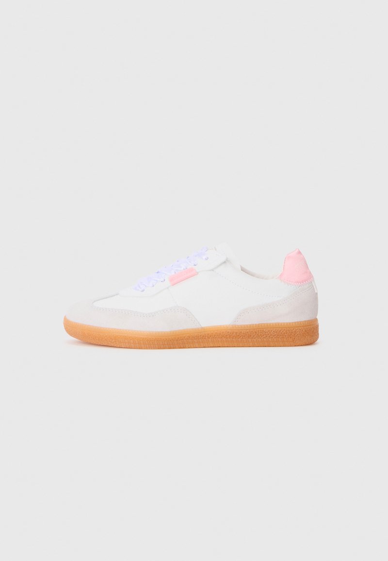 Weißer Sneaker mit Wildleder- und Lederpanelen, ausgestattet mit einem rosa Fersentab, lila Schnürsenkeln und einer Gummisohle mit strukturiertem Muster.