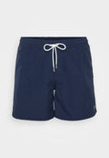 Marineblaue Badeshorts mit elastischem Bund und weißem Kordelzug. Glatte Textur, Oberschenkellänge, mit kleinem Logo an der Seite.