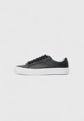 Schwarzer Leder-Sneaker mit weißer Gummisohle, runder Zehenpartie und schwarzen Schnürsenkeln, mit glatter Textur und minimalistischem Design.