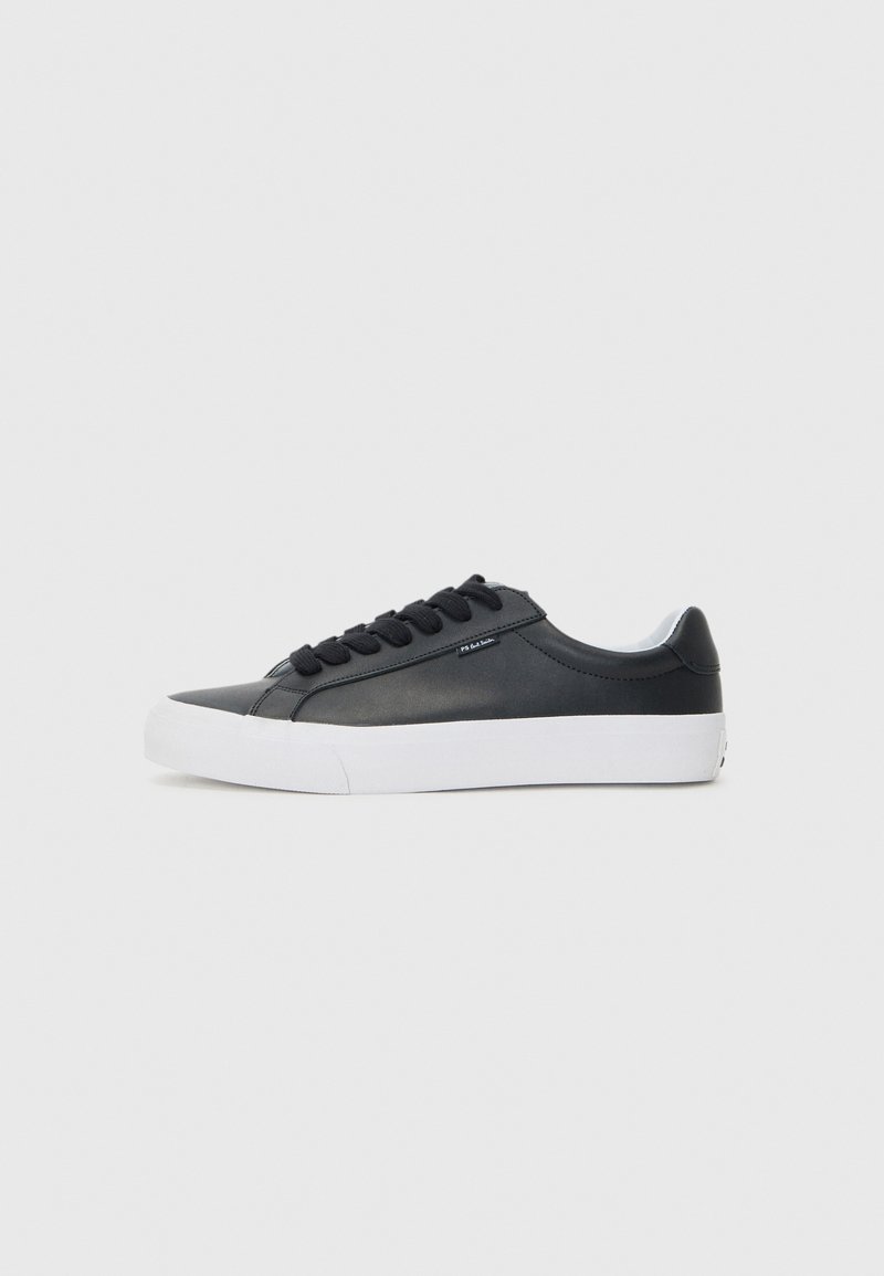 Schwarzer Leder-Sneaker mit weißer Gummisohle, runder Zehenpartie und schwarzen Schnürsenkeln, mit glatter Textur und minimalistischem Design.