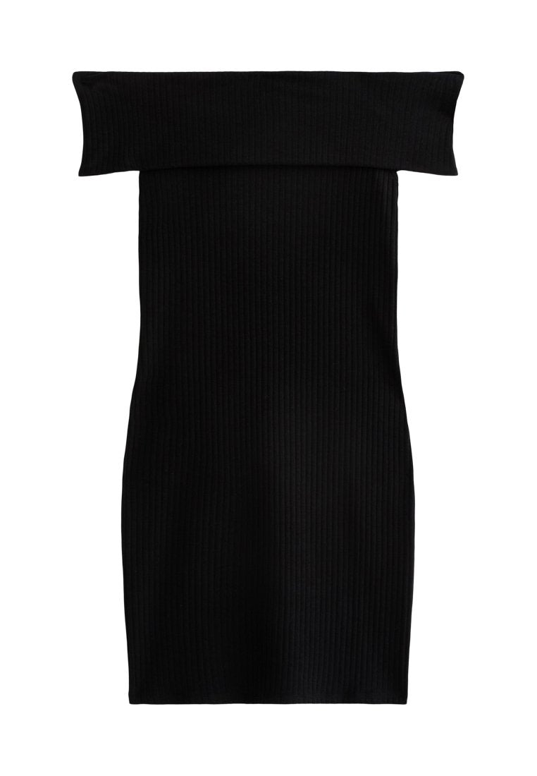 Schwarzes Off-Shoulder-Kleid aus geripptem Stoff. Figurbetontes Design mit geradem Schnitt, charakterisiert durch eine glatte Textur und minimale Details.