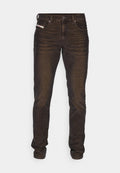 Dunkelbraune Jeans aus Denim mit geradem Schnitt. Zu den Merkmalen gehören vordere Taschen, ein kleines Logo-Patch und ein strukturiertes Gewebe. Sauberes Design des Taillensaums.