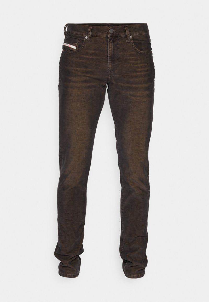 Dunkelbraune Jeans aus Denim mit geradem Schnitt. Zu den Merkmalen gehören vordere Taschen, ein kleines Logo-Patch und ein strukturiertes Gewebe. Sauberes Design des Taillensaums.