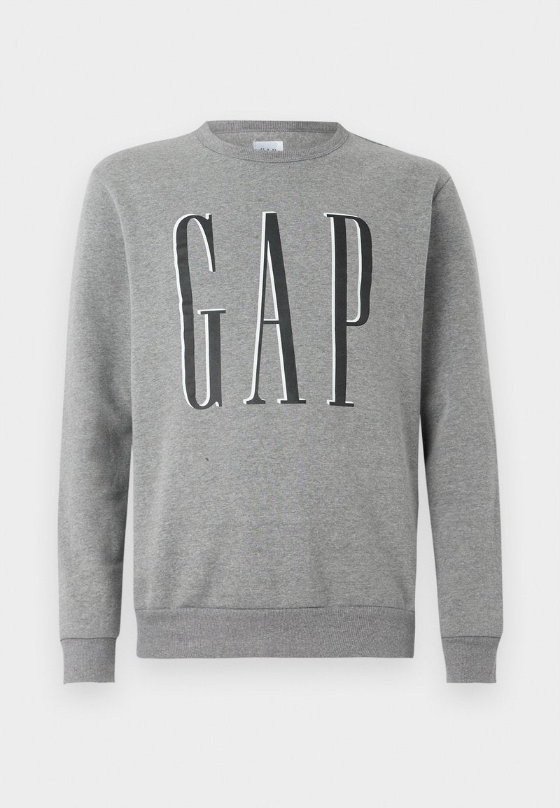 Grauer Sweatshirt mit Rundhalsausschnitt, gerippten Bündchen und Saum, mit dem Wort "GAP" in großer schwarzer Schrift auf der Vorderseite. Weicher Stoff.