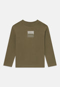 Olivegrünes Langarm-T-Shirt aus weicher Baumwolle, mit einem quadratischen Logo in Silber und dem zentralen Text "HUGO". Regelmäßige Passform und Rundhalsausschnitt.
